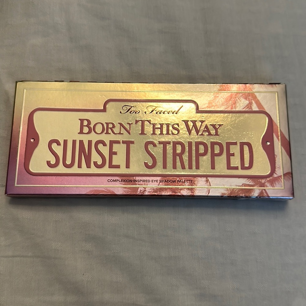Too Faced. Born This Way pallet